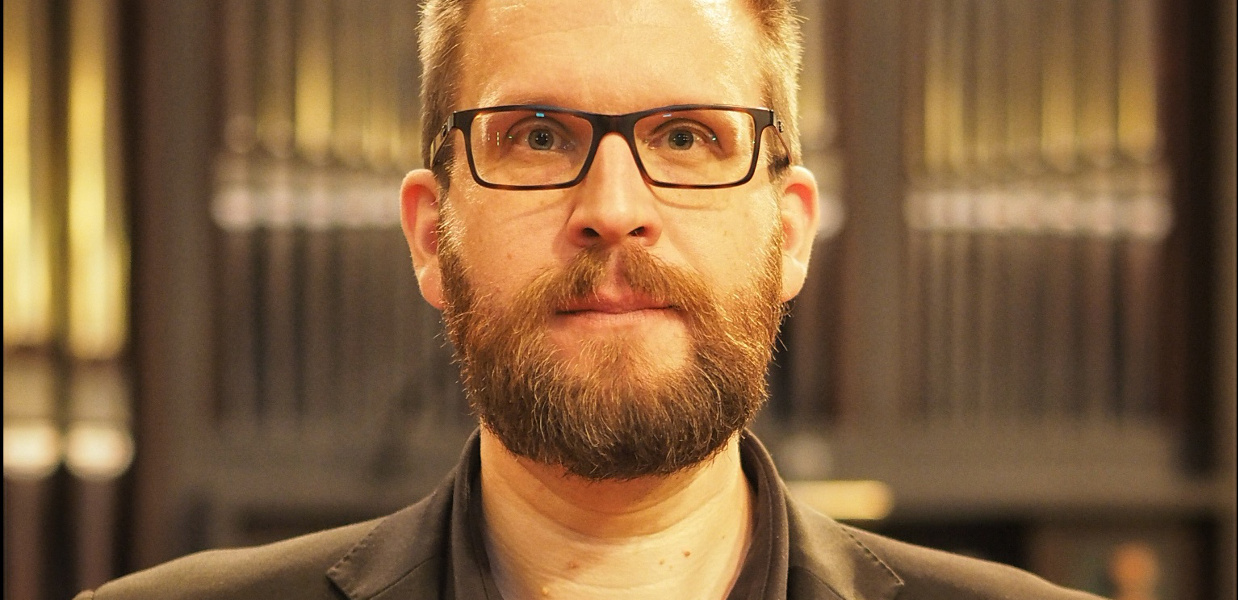 Lähikuvassa urkujensoittaja Marko Kupari